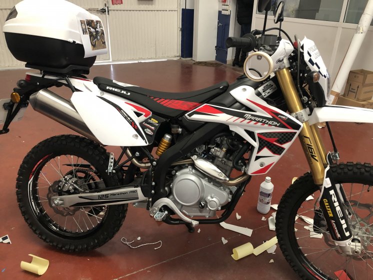Rotulación en vinilos reflectantes homologados, para las motocicletas de la Policía loocal del Ayuntamiento de Castilblanco de los Arroyos en Sevilla