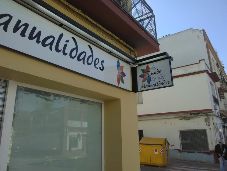 Rótulo Banderola doble cara tipo luminaria, rotulado con vinilos sobre placas de dibón. La Tienda d elas Manualidades en Dos Hermanas Sevilla.