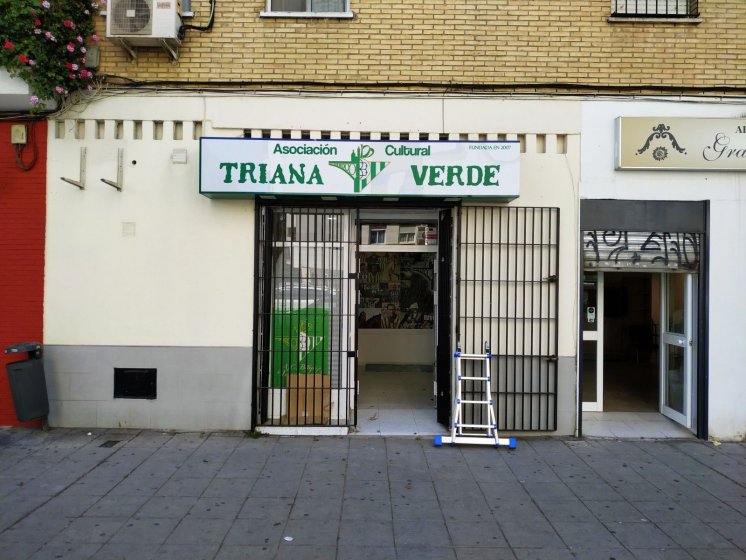 Rótulo caja luminosa rotualda con vinilos traslúcidos. Triana Sevilla.
