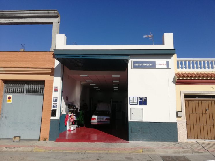 Rótulo cartel en bandeja plegada y rotulada con vinilo. Talleres Diesel Moyano Sevilla