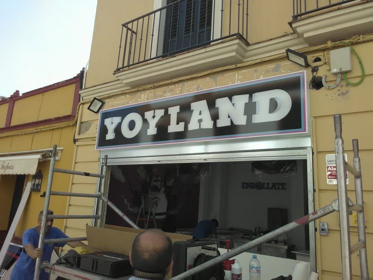 Rótulo cartel caja luminosa. Helados Yoyland en Dos Hermanas Sevilla.