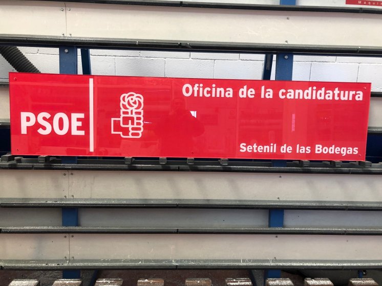 Rótulo cartel en metacrilato incoloro y rotulado con vinilos a la inversa. PSOE de Setenil de las Bodegas en Cádiz.