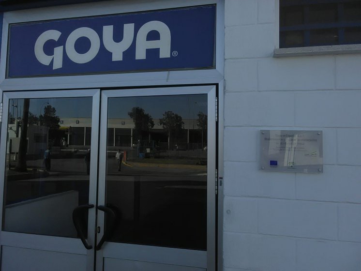 Rótulo Cartel placa rotulado con vinilo, para Goya en España Sevilla.