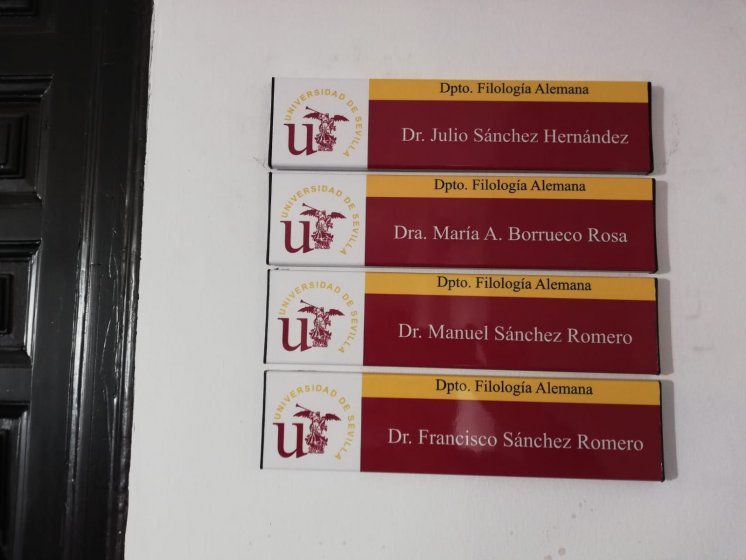 Rótulo Cartel de señalización en aluminio y rotulado con vinilos laminados para la facultad de Filología Francesa, Alemana e Inglesa de la Universidad de Sevilla.