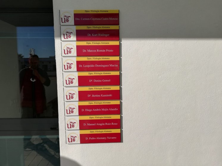 Rótulo Cartel de señalización en aluminio y rotulado con vinilos laminados para la facultad de Filología Francesa, Alemana e Inglesa de la Universidad de Sevilla.