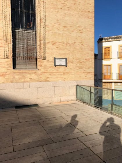 Rótulo cartel señalizador rotulado con vinilo sobre soporte homologado por Junta de Andalucía. Memoria Histórica de Baena en Jaén.