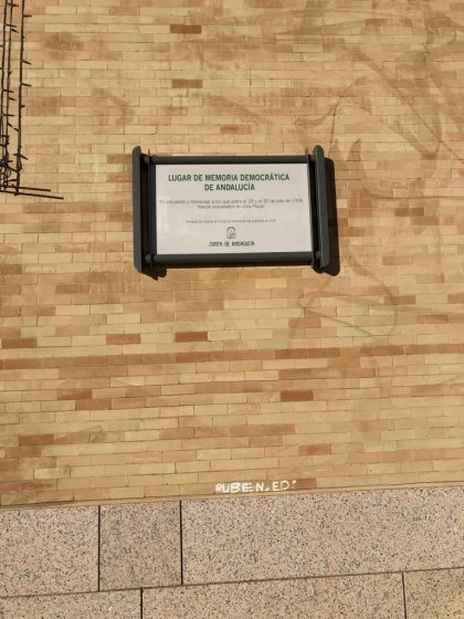 Rótulo cartel señalizador rotulado con vinilo sobre soporte homologado por Junta de Andalucía. Memoria Histórica de Baena en Jaén.