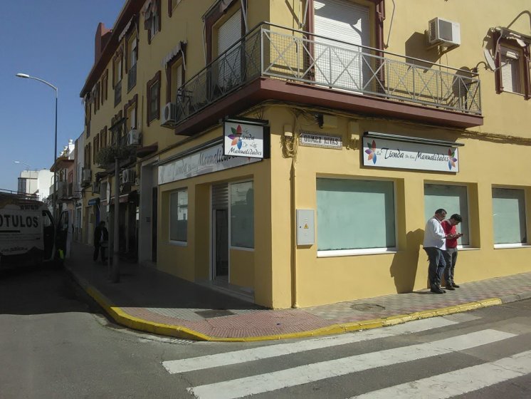 Rótulo cartel tipo luminaria, rotulado con vinilos sobre placas de dibón. La Tienda d elas Manualidades en Dos Hermanas Sevilla.