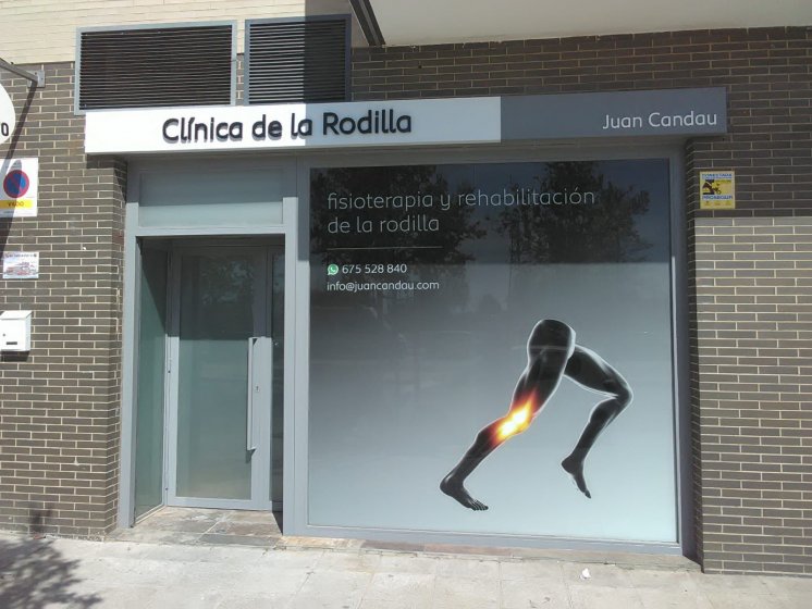 Rótulo en Letras corpóreas sobre bandeja de dibón. La clínica de la Rodilla en Sevilla.