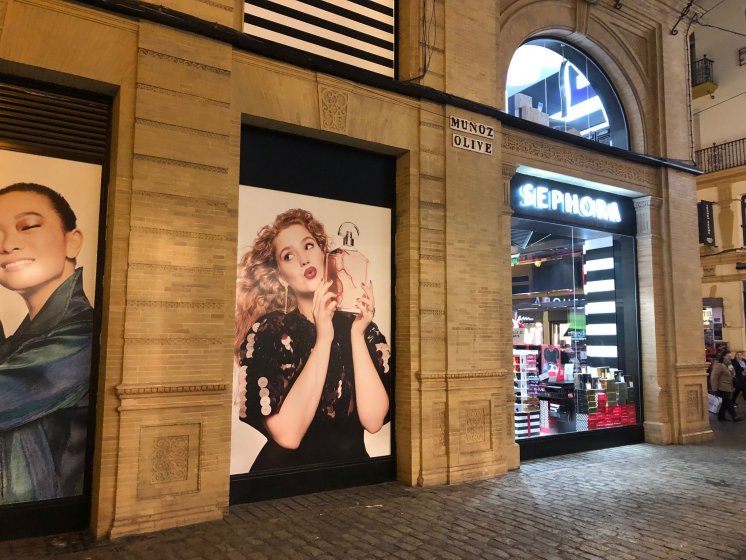 Rótulo luminoso cartel letras corpóreas. Sephora Sevilla. Trabajos realizados para Servishop Manlogist SL