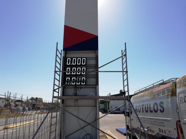 Rótulo Totém con marcadores digitales para gasolinera en Monte Mayor en Córdoba.