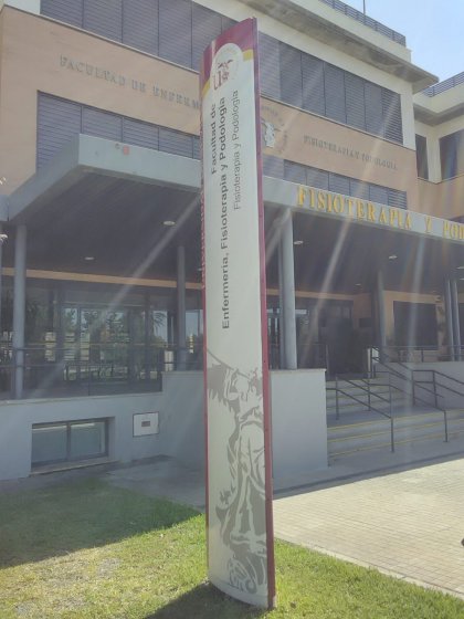 Rótulo Totém Homologado en colores corporativos para la Facultad de Podología de la Universidad de Sevilla.