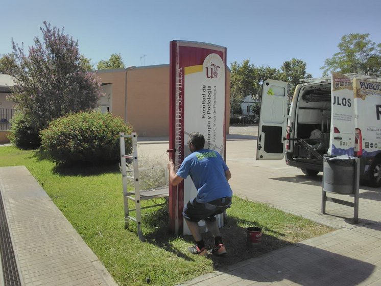 Rótulo Totém Homologado en colores corporativos para la Facultad de Podología de la Universidad de Sevilla.