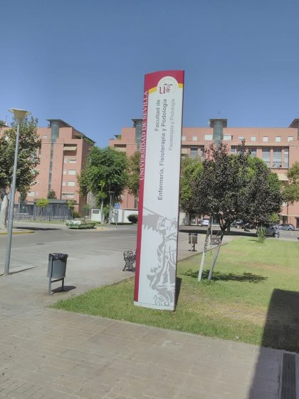 Rótulo Totém Homologado en colores corporativos para la Facultad de Podología de la Universidad de Sevilla.