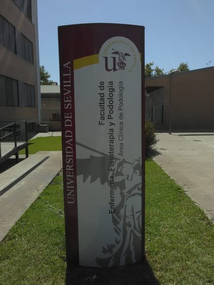  Rótulo Totém Homologado en colores corporativos para la Facultad de Podología de la Universidad de Sevilla.