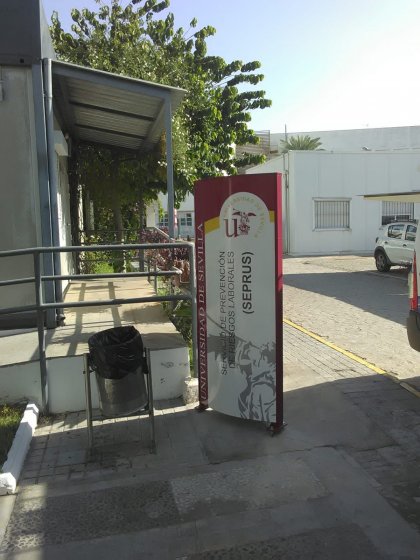 Rótulo Totém Homologado en colores corporativos para la Universidad de Sevilla. Facultad de Medicina.