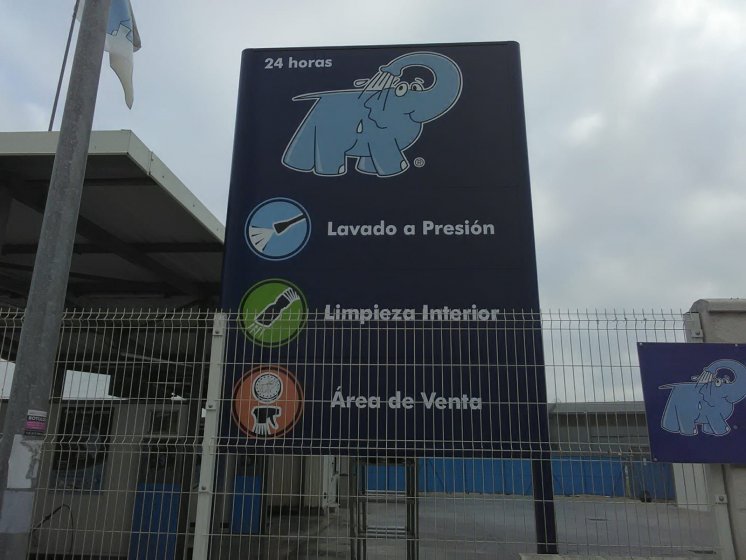 Rótulo Tótem en lavado de coches el Elefante Azul en Dos Hermanas Sevilla.