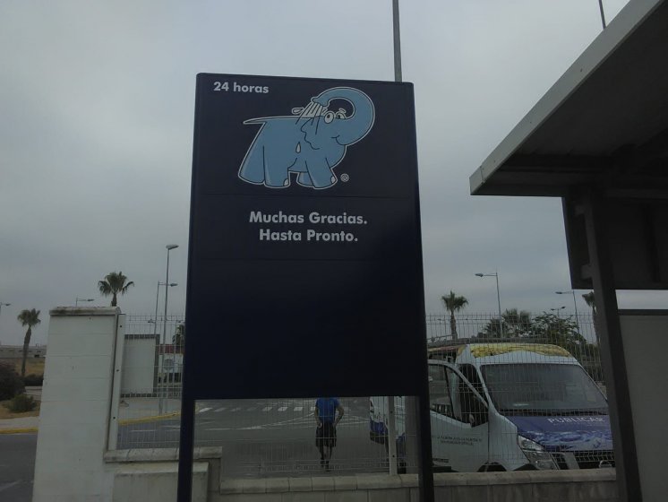 Rótulo Tótem en lavado de coches el Elefante Azul en Dos Hermanas Sevilla.