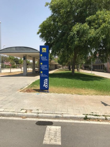 Rótulo Tótem de señalización para la Universidad Pablo de Olavide en Sevilla.