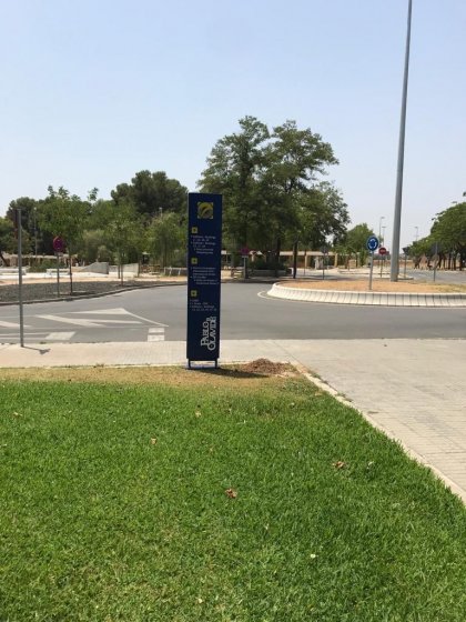Rótulo Tótem de señalización para la Universidad Pablo de Olavide en Sevilla.