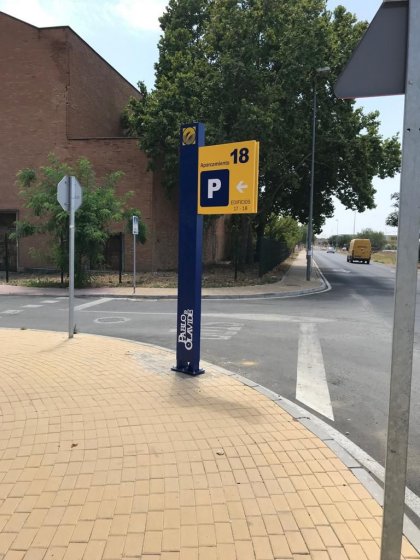 Rótulo Tótem de señalización para la Universidad Pablo de Olavide en Sevilla.
