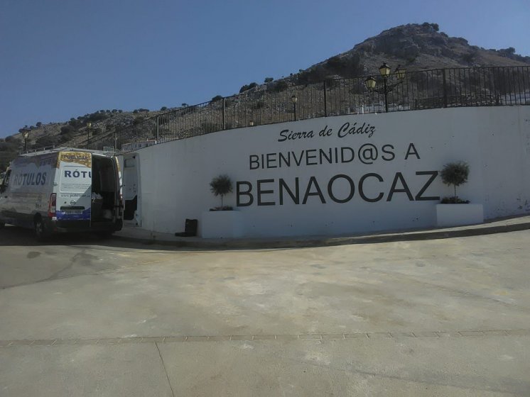 Rótulos en Letras en acero cortén recortadas y corpóreas cajeadas. Ayuntamiento de Benaocaz en Cádiz.