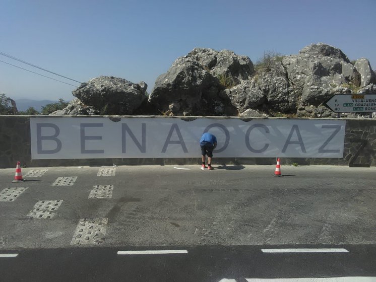 Rótulos en Letras en acero cortén recortadas y corpóreas cajeadas. Ayuntamiento de Benaocaz en Cádiz.