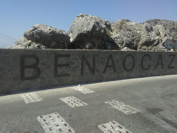 Rótulos en Letras en acero cortén recortadas y corpóreas cajeadas. Ayuntamiento de Benaocaz en Cádiz.