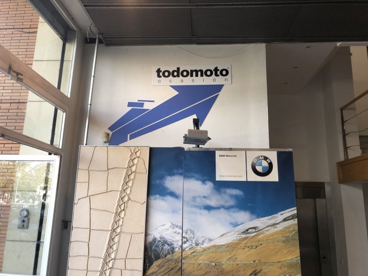 Señal en vinilo laminado especial de pared. BMW Todomoto Sevilla.