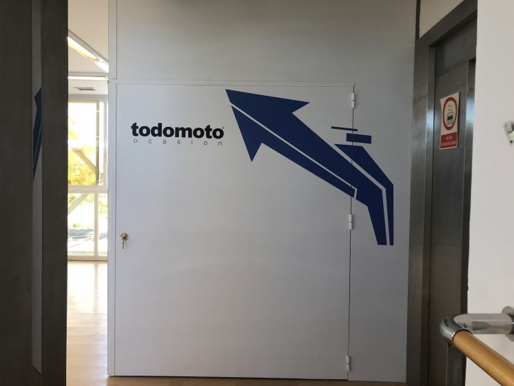 Señal en vinilo laminado especial de pared. BMW Todomoto Sevilla. 