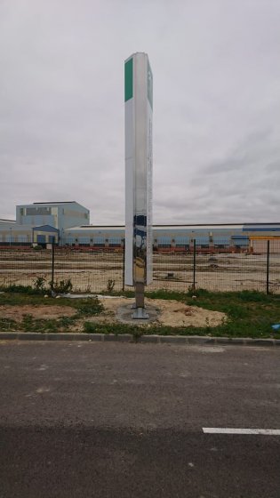 Totém de 7 m de altura en acero inoxidable y homologado por la Junta de Andalucía. Navantia en Puerto Real Cádiz.