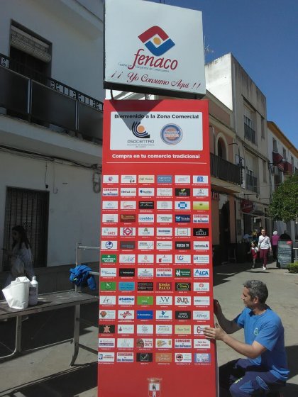 Totem rotulado con vinilo laminado  Fenaco ( Federación Nazarena de Comerciantes de Dos Hermanas ) Sevilla
