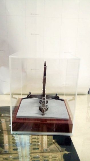 Trofeo figura en resina y base metopa de madera. Incluye urna de metacrilato. Instituto Nacional de Técnica Aeroespacial Centro De Experimentación De El Arenosillo. Mazagón Huelva.