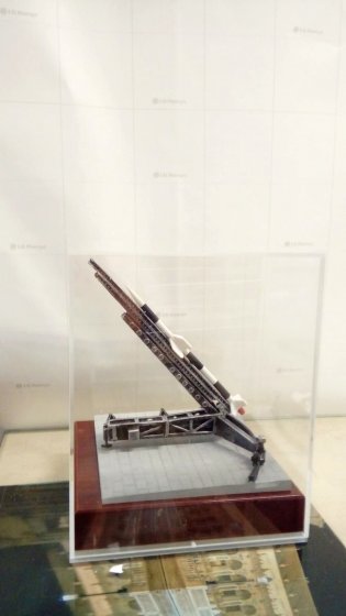 Trofeo figura en resina y base metopa de madera. Incluye urna de metacrilato. Instituto Nacional de Técnica Aeroespacial Centro De Experimentación De El Arenosillo. Mazagón Huelva.