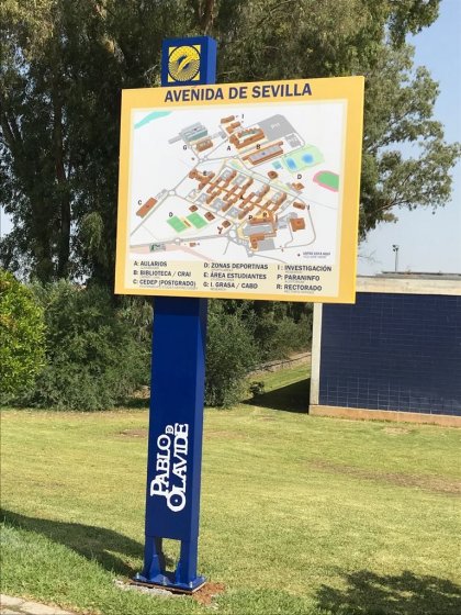 Universidad Pablo de Olavide Sevilla. Señalización y mobiliario informativo.