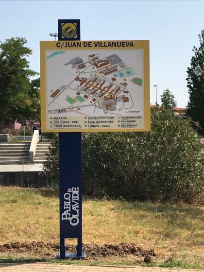 Universidad Pablo de Olavide Sevilla. Señalización y mobiliario informativo.
