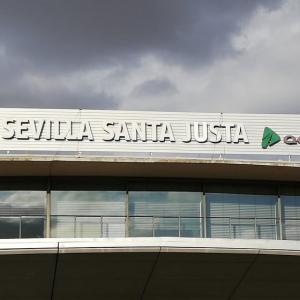 Reparación de letras corpóreas en Estación de Renfe de santa Justa en Sevilla.