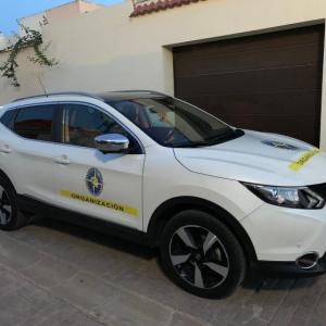 Rotulación de coche para prueba deportiva, en vinilos removibles por microventosas para la Agrupación Motorista Cota Cero.