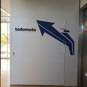 Rotulación de fotomural indicador en vinilo lamiando especial pared. BMW Todomoto Sevilla. 