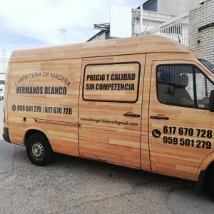 Rotulación integral de Furgón en vinilo fundido y textos en vinilo de corte. Carpintería Hermanos Blanco en Aracena Huelva.