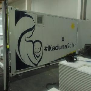 Rotulación de un lote de 13 contenedores container en vinilo de corte especial para Kaduna Solar. Fabricados por Proinsener Sevilla.