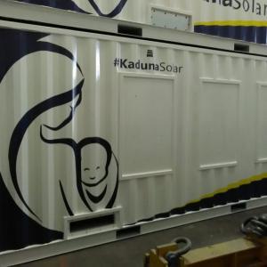 Rotulación de un lote de 13 contenedores container en vinilo de corte especial para Kaduna Solar. Fabricados por Proinsener Sevilla.