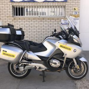 Rotulación de moto BMW R 1200 RT en vinilo de impresión digital removible por microventosas. Trabajo para la Agrupación motorista Cota Cero Sevilla