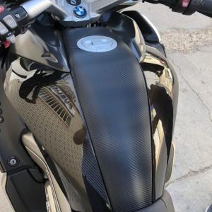 Rotulación de moto con vinilo fundido en fibra de carbono. BMW K 1600 GTL en Sevilla.