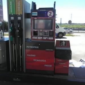 Rotulación en vinilo personalizado de Surtidores de gasolina para Petroprix en Sevilla.