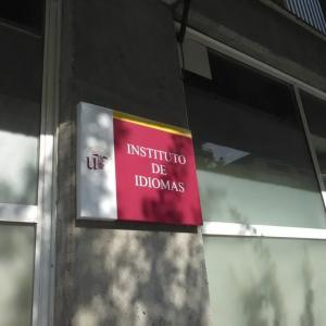 Rótulo Cartel rotulado con vinilo. Facultad de Idiomas de la Universidad de Sevilla.