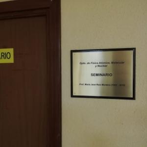 Rótulo Cartel de señalización en base de madera con placa de latón grabado en bajo relieve y tinta especial. Facultad de Física de la Universidad de Sevilla.