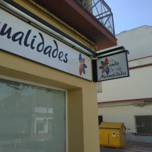 Rótulo cartel tipo luminaria, rotulado con vinilos sobre placas de dibón. La Tienda d elas Manualidades en Dos Hermanas Sevilla.