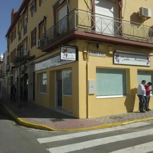 Rótulo cartel tipo luminaria, rotulado con vinilos sobre placas de dibón. La Tienda d elas Manualidades en Dos Hermanas Sevilla.