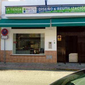 Rótulo cartel tipo luminaria, rotulado con vinilos sobre placas de metacrilato. Lacados García e Hijos en Dos Hermanas Sevilla.